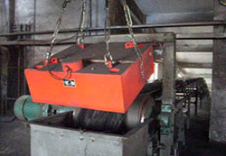 懸掛式永磁除鐵器使用現(xiàn)場(chǎng)